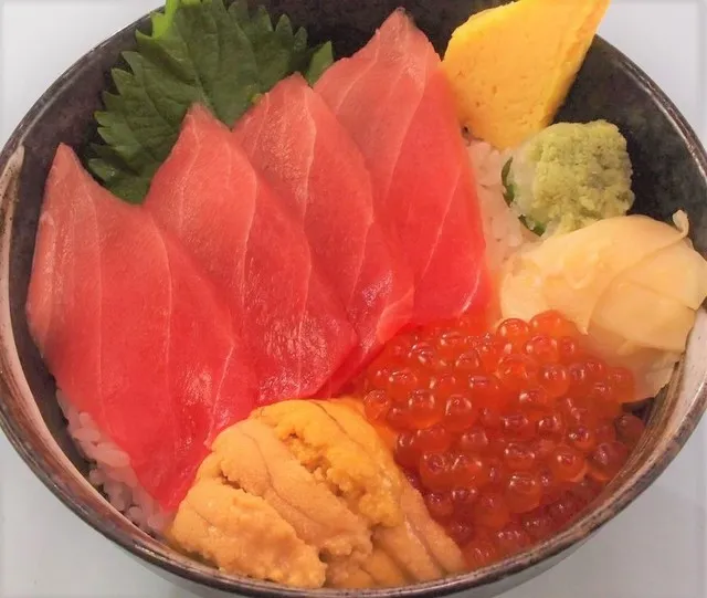 鮪・雲丹・いくらをのせた特選丼、紫蘇と玉子を添えて