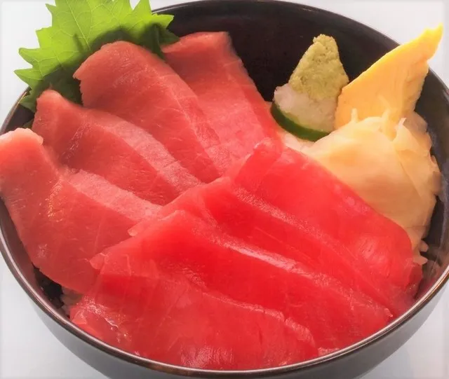 本鮪の赤身・中とろをごはんに扇状に並べた鉄火風の丼