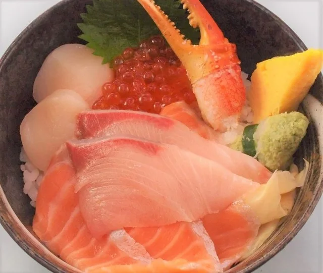 サーモン・鮪・帆立・いくら・蟹爪・玉子をのせた彩り豊かな海鮮丼