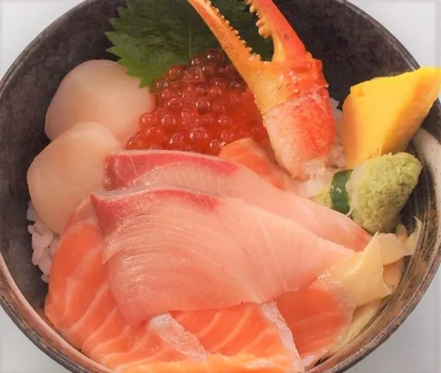 サーモン・鮪・帆立・いくら・蟹爪・玉子をのせた彩り豊かな海鮮丼